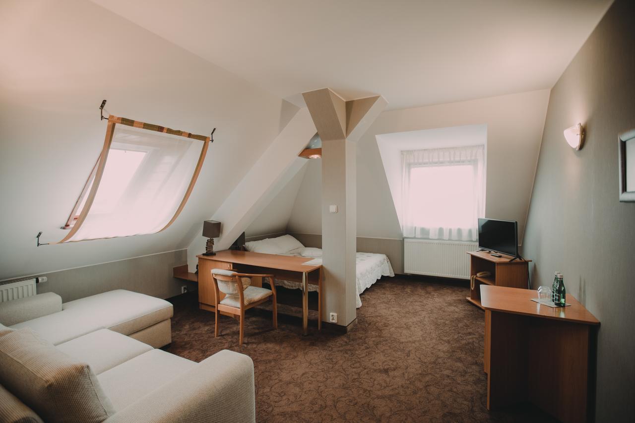 Hotel Restaurant Boss Miłosław Екстериор снимка