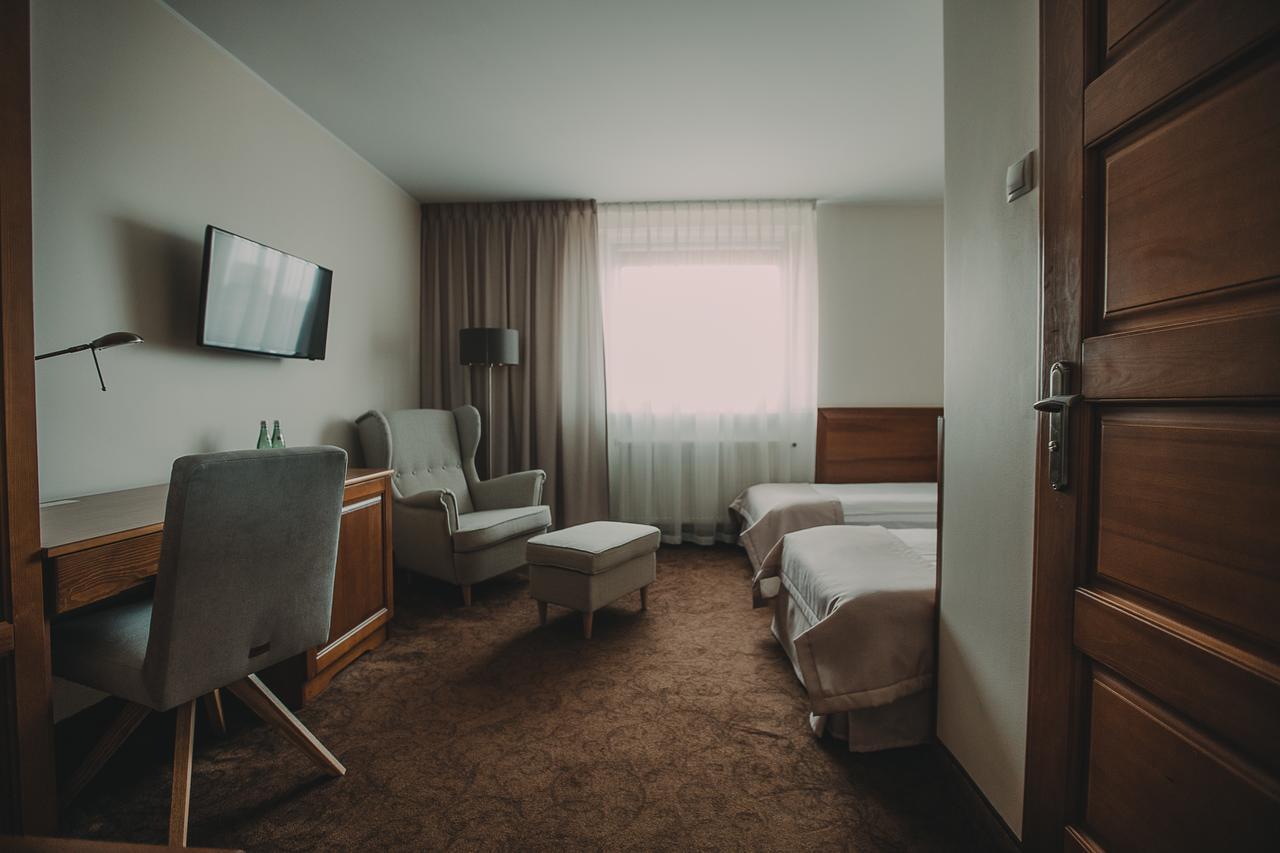 Hotel Restaurant Boss Miłosław Екстериор снимка
