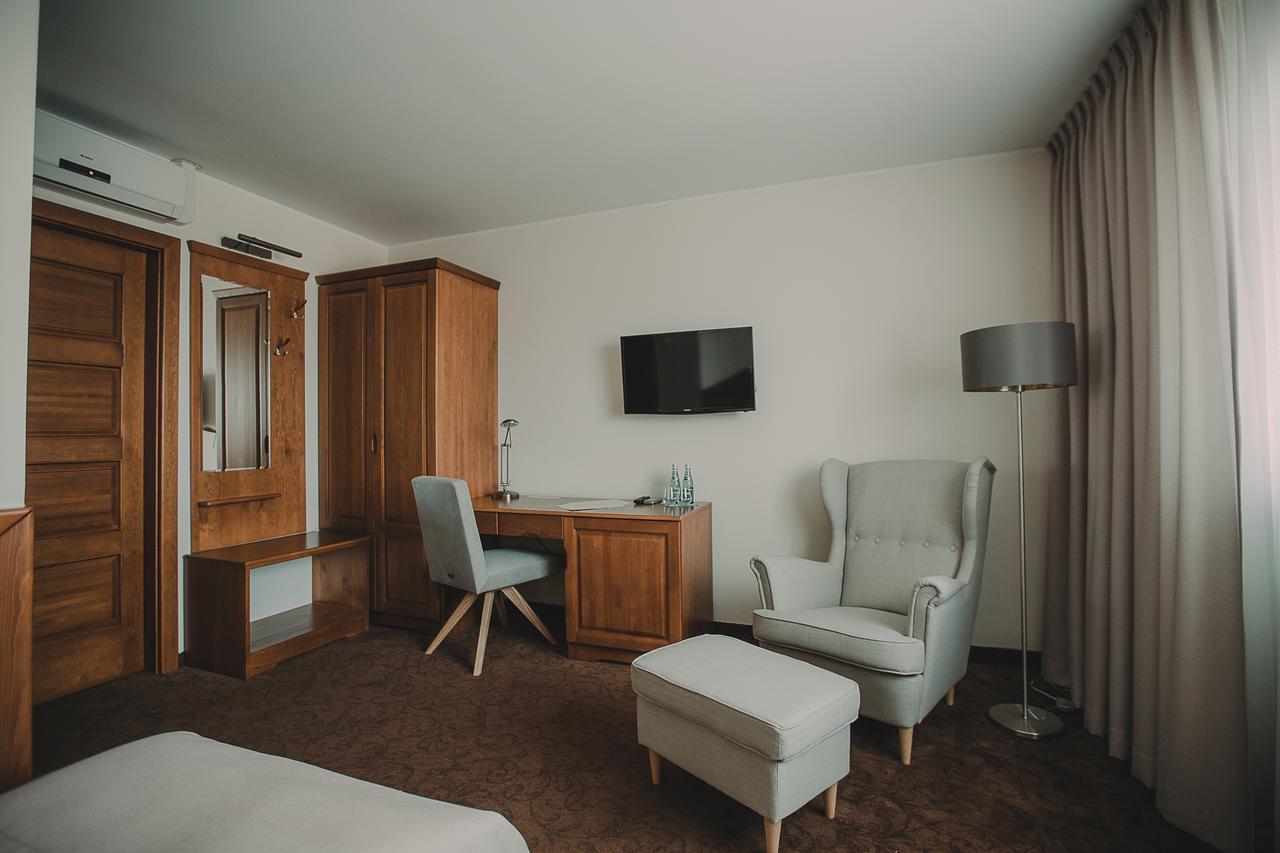 Hotel Restaurant Boss Miłosław Екстериор снимка