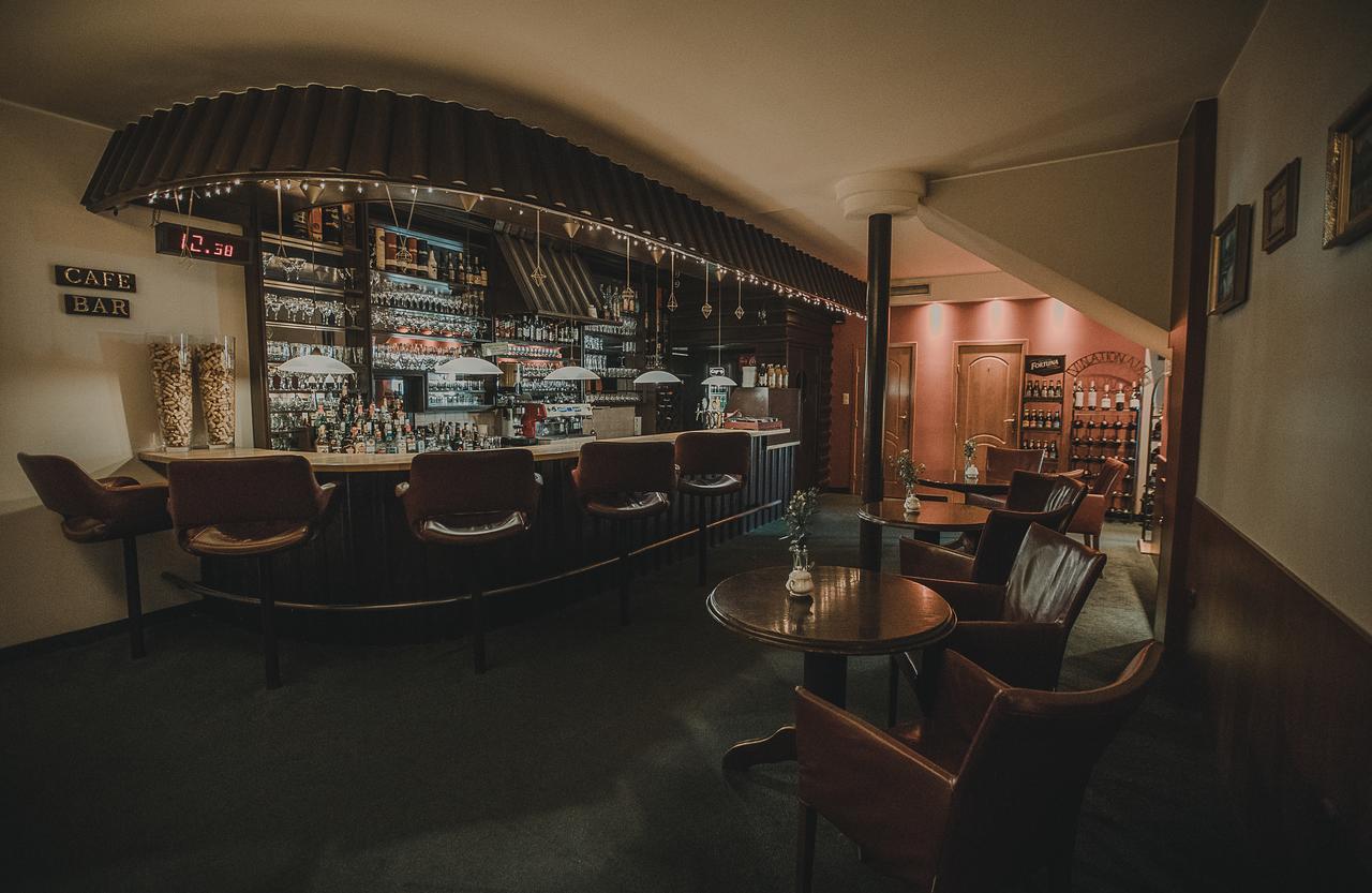 Hotel Restaurant Boss Miłosław Екстериор снимка